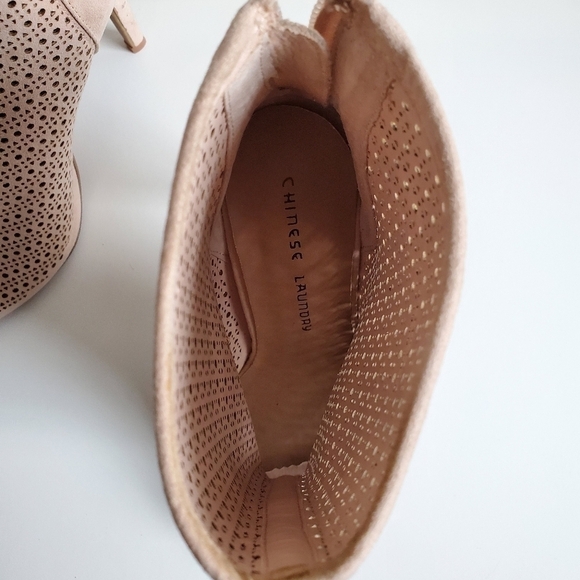Chinese Laundry Open Toe Suede Blush Booties/Heels Size 7.5(38) - Picture 11 of 14